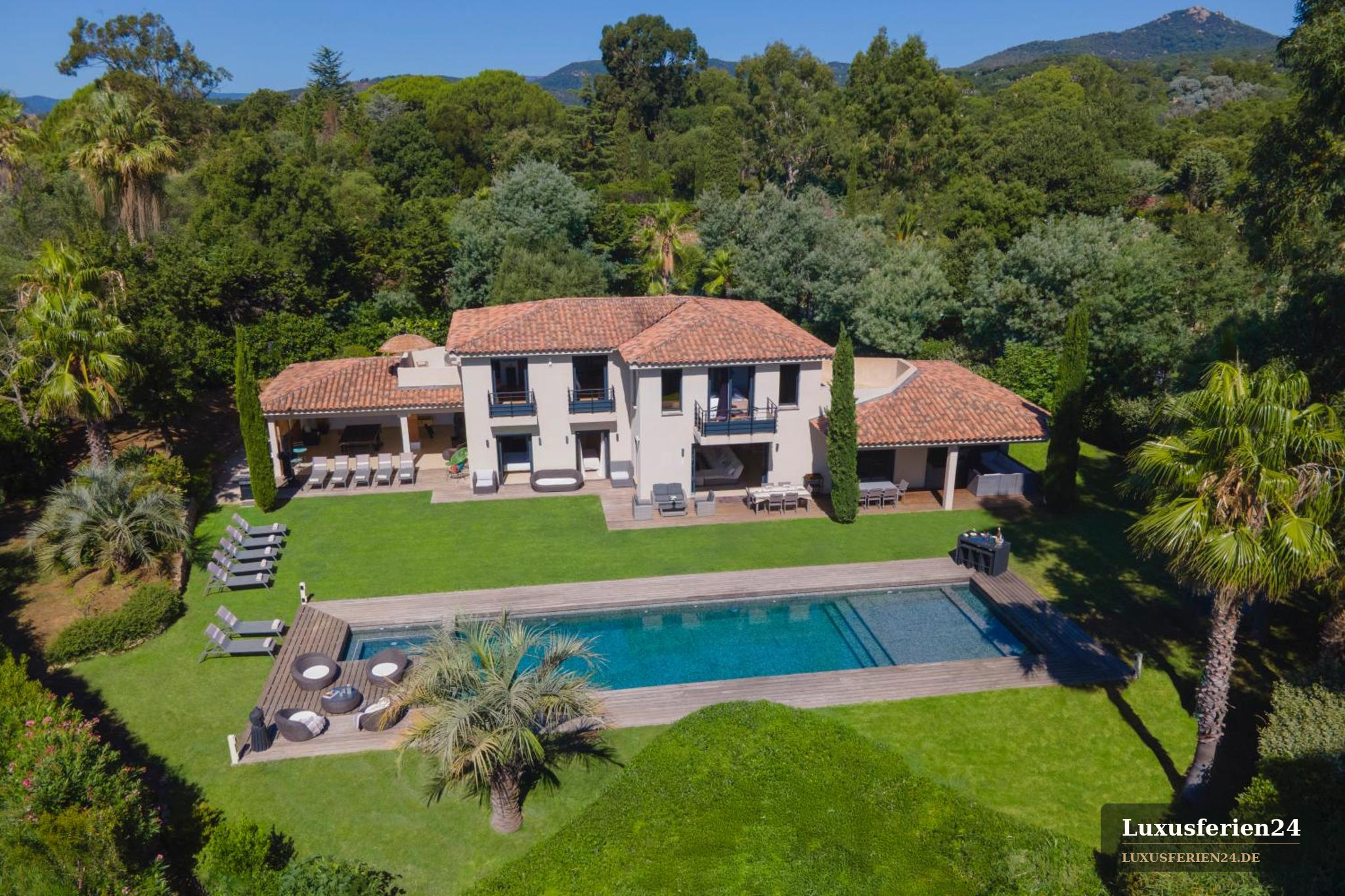 Luxusvilla mit Pool, Garten und Mittelmeer-Architektur